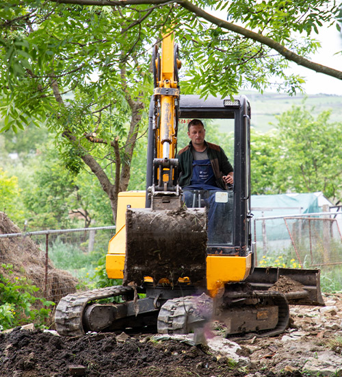 Mini-pelle en action pour terrassement